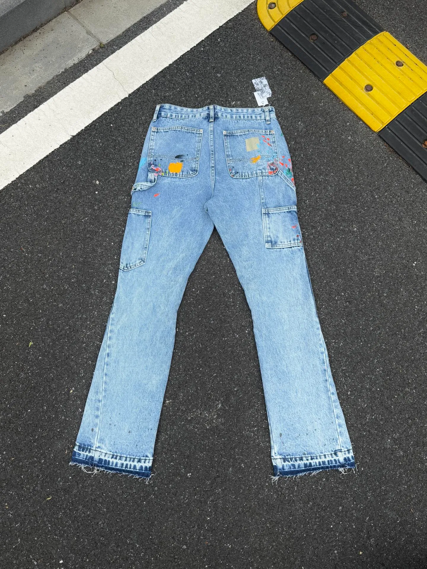 P250💰G94 GALLERY DEPT. Spliced ​​patches, ink-splashed denim bell-bottoms, washed distressed patchwork jeans, denim washing factory. During the process, the owner of the washing factory helped introduce a boss who once worked at Levi's OEM factory and then started his own business. This also paved the way for the following styles. Therefore, Levi's remodeled single product for the base plate is really familiar. Whether it is the fabrics supplied or the lathes used in production, there is nothing to choose from. -Color: blue -Number of codes: 28 30 32 34 36